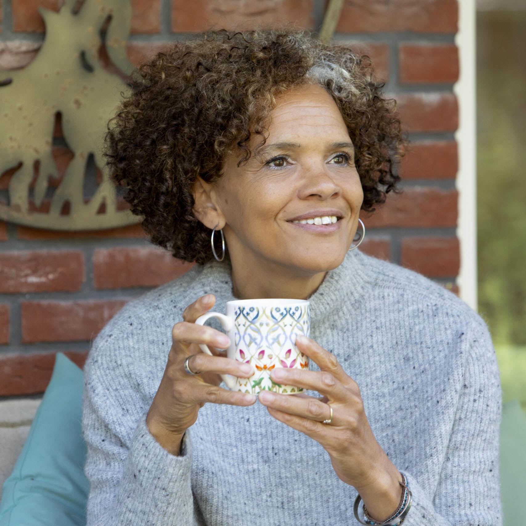 Joycelyn Barlett portret met koffie Joycelyn Barlett portret